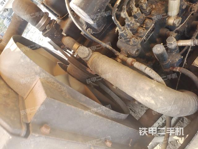 發(fā)動機右側(cè)全景（壓路機發(fā)動機艙）