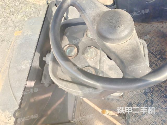 操作臺全景（壓路機駕駛室）