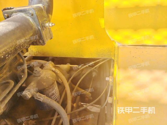 發(fā)動機上部全景（壓路機發(fā)動機艙）