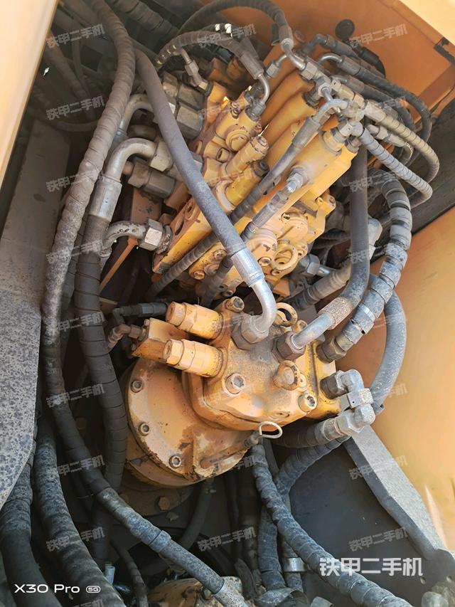 回轉(zhuǎn)馬達(dá)和主控閥（整機(jī)外觀）