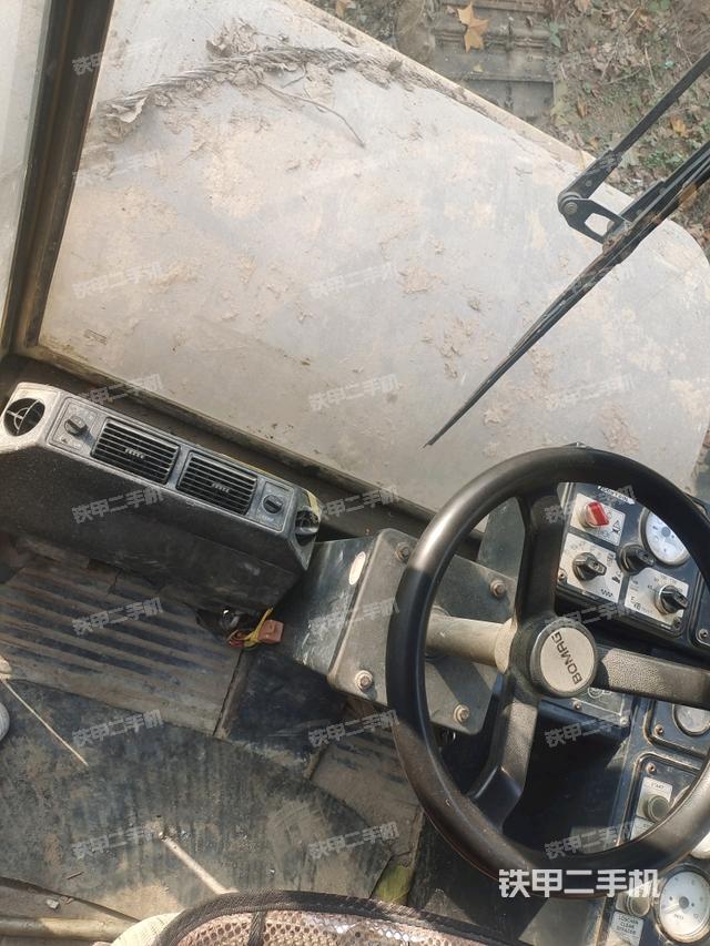 駕駛室頂蓬內(nèi)（壓路機(jī)駕駛室）