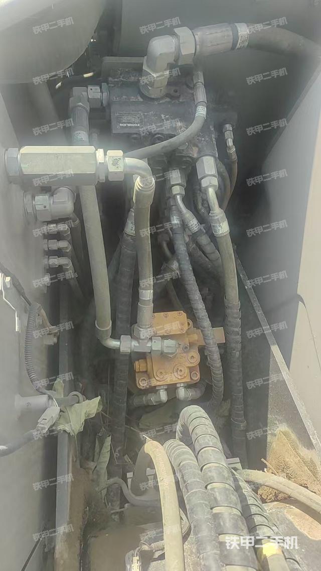 回轉(zhuǎn)馬達(dá)和主控閥（整機(jī)外觀）