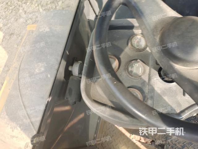 駕駛室內(nèi)座椅、儀表操作手柄全景（壓路機駕駛室）