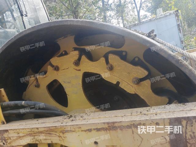 后輪右側(cè)全景（壓路機(jī)前后車架）