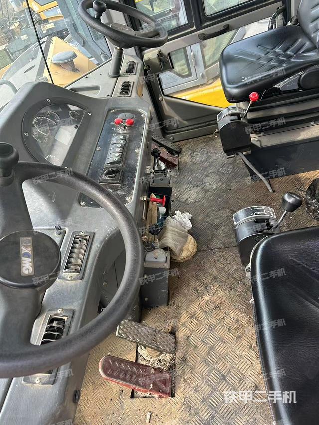 駕駛室操作臺(tái)（設(shè)備外觀及核心部件）