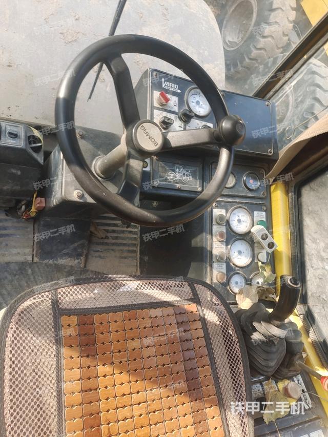 駕駛室側(cè)向上照全景（壓路機(jī)駕駛室）