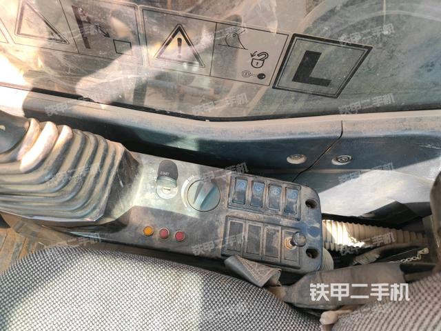 座椅右側(cè)控制臺/鑰匙門/油門/含右手柄(駕駛室部分) 座椅右側(cè)控制臺/鑰匙門/油門/含右手柄(駕駛室部分)