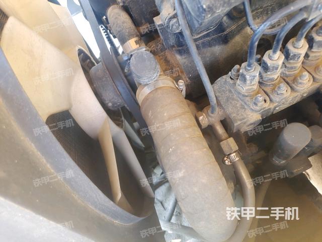 發(fā)動機左側(cè)全景（壓路機發(fā)動機艙）