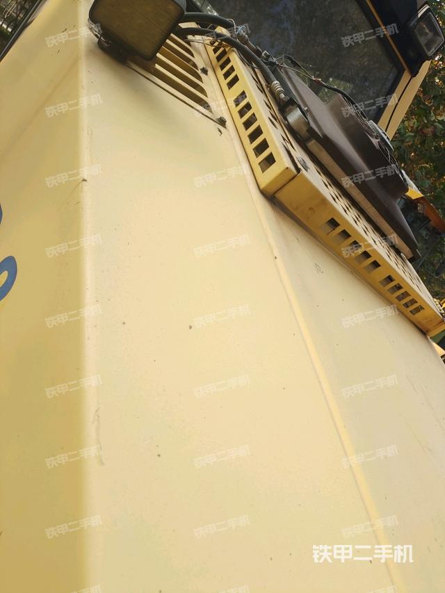 發(fā)動(dòng)機(jī)上部全景（壓路機(jī)發(fā)動(dòng)機(jī)艙）