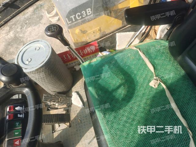 駕駛室側(cè)向上照全景（壓路機(jī)駕駛室）