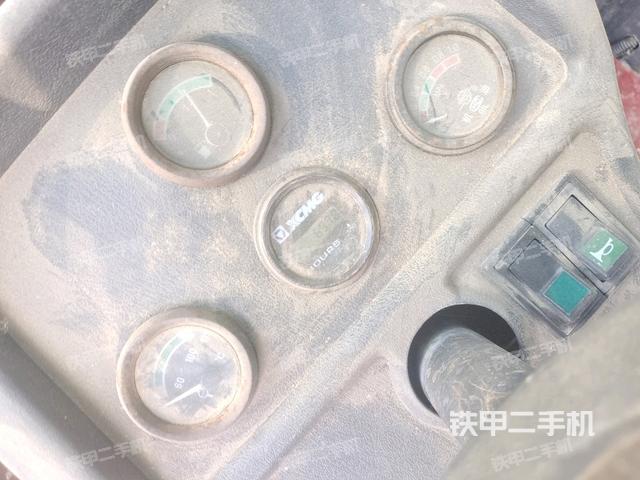 操作臺全景（壓路機駕駛室）