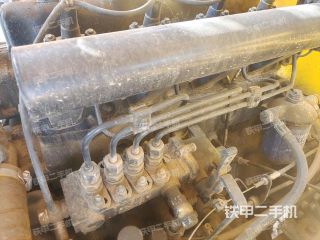 發(fā)動機右側(cè)全景（壓路機發(fā)動機艙）