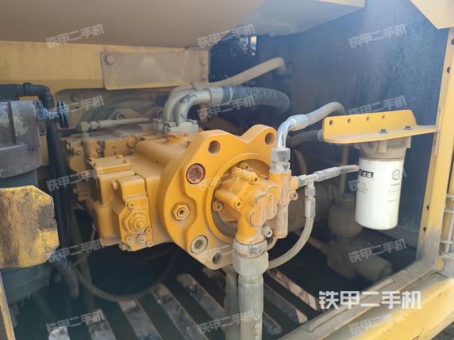 液壓泵艙室正面整體（整機外觀）