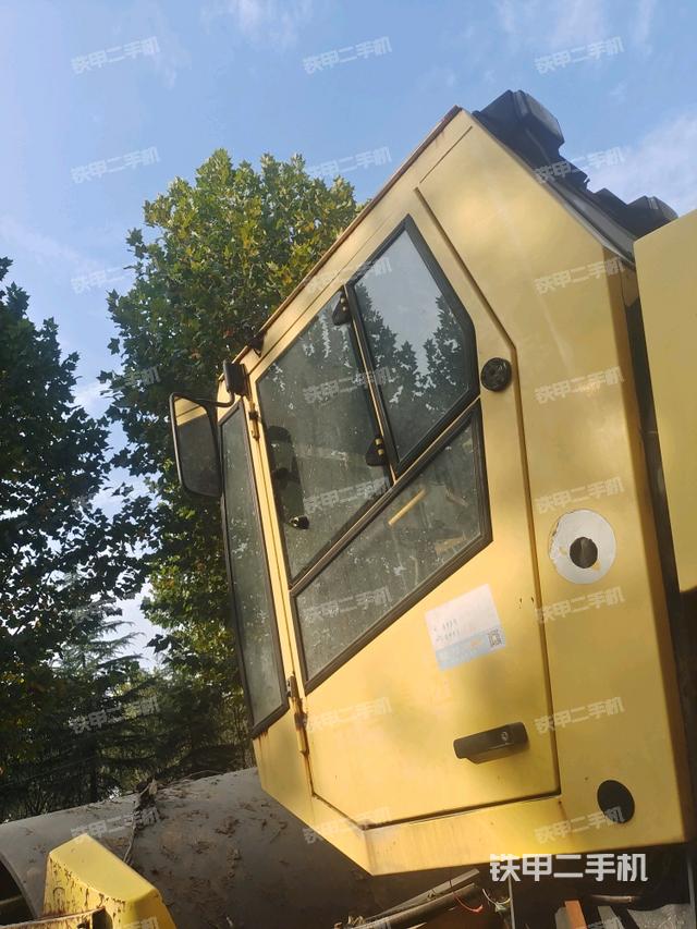 左側(cè)正面照（壓路機(jī)駕駛室）