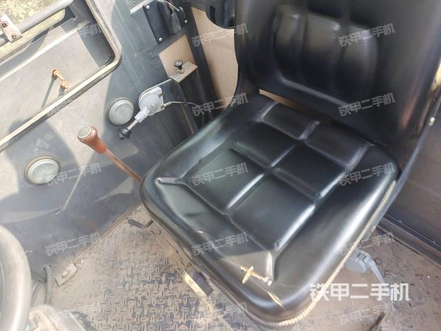 駕駛室頂蓬內(nèi)（壓路機駕駛室）