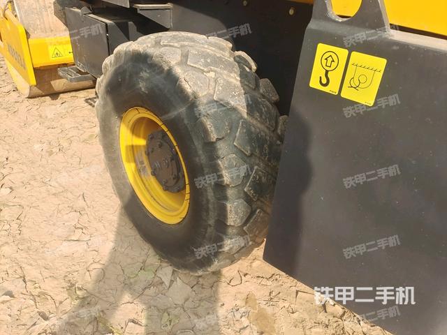 前輪左側(cè)減震塊連接及部件（壓路機前后車架）