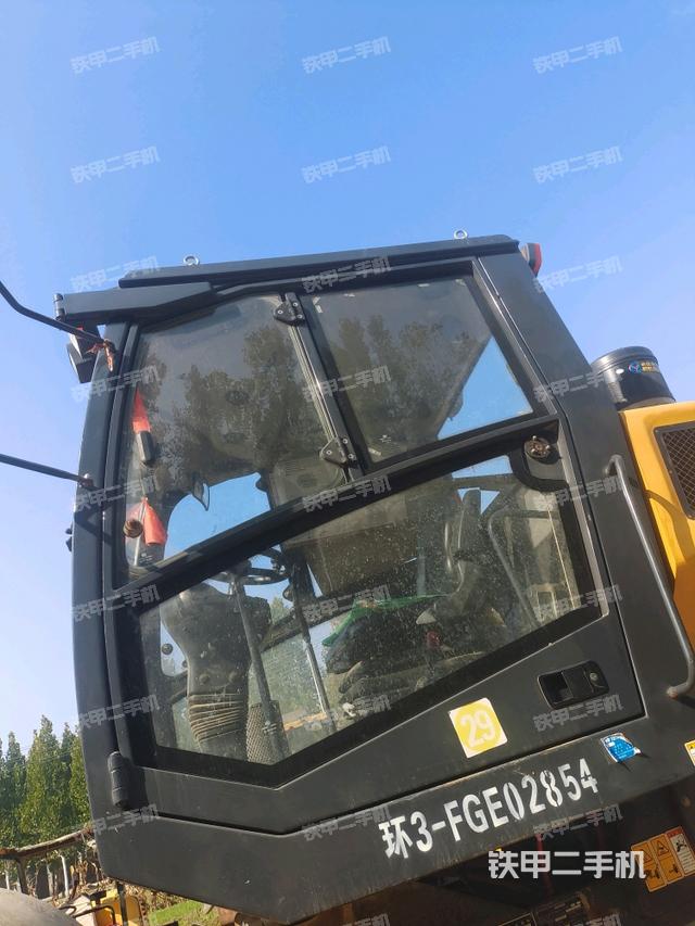 右側(cè)正面照（壓路機(jī)駕駛室）