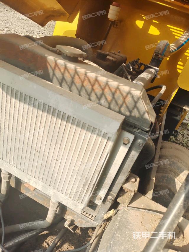 分動箱或變速箱（壓路機發(fā)動機艙）