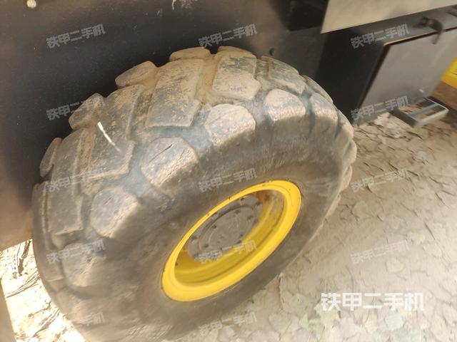 后輪右側(cè)全景（壓路機前后車架）