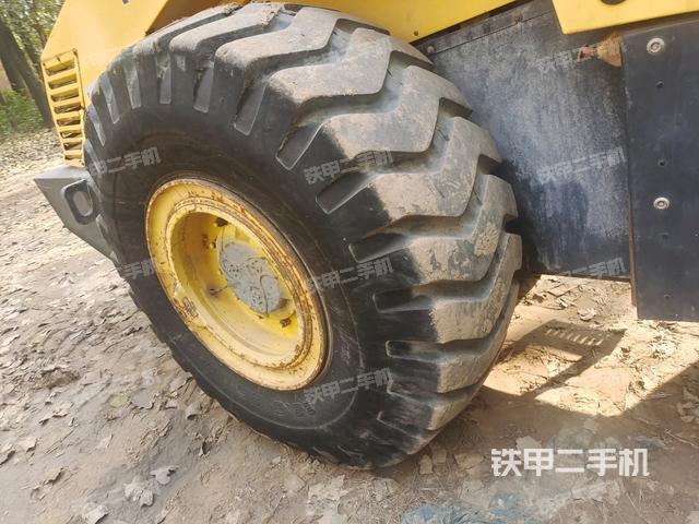 前輪左側(cè)減震塊連接及部件（壓路機(jī)前后車架）