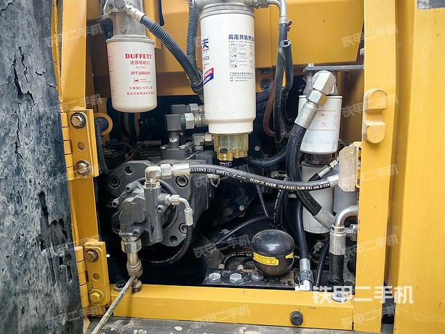 液壓泵艙室正面整體（整機外觀）