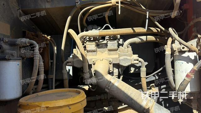 液壓泵艙室正面整體（整機外觀）