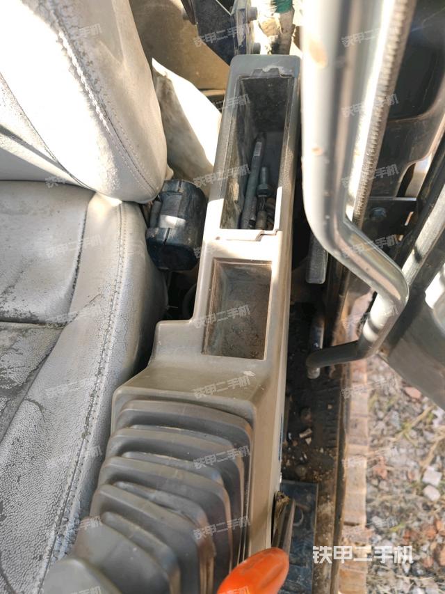 座椅右侧控制台/钥匙门/油门/含右手柄（驾驶室部分）