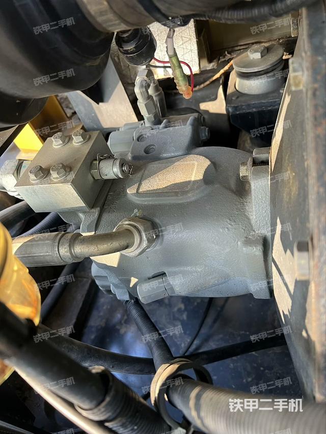 液壓泵艙室正面整體（整機外觀）