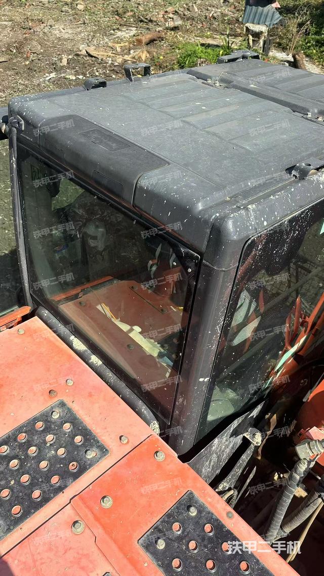 駕駛室頂部（整機外觀）