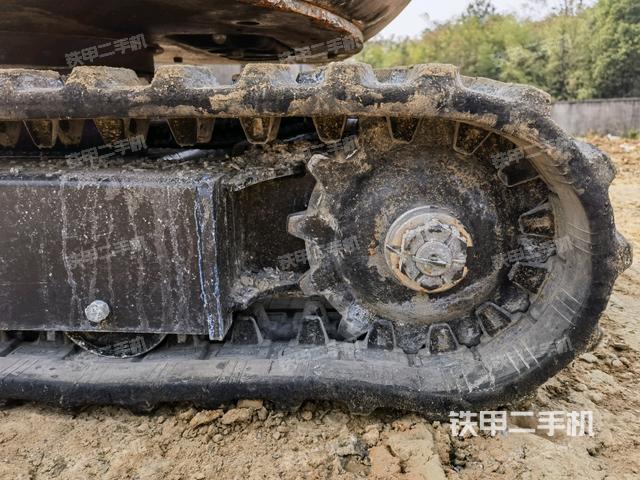 左驅(qū)動輪（行走機構(gòu)）