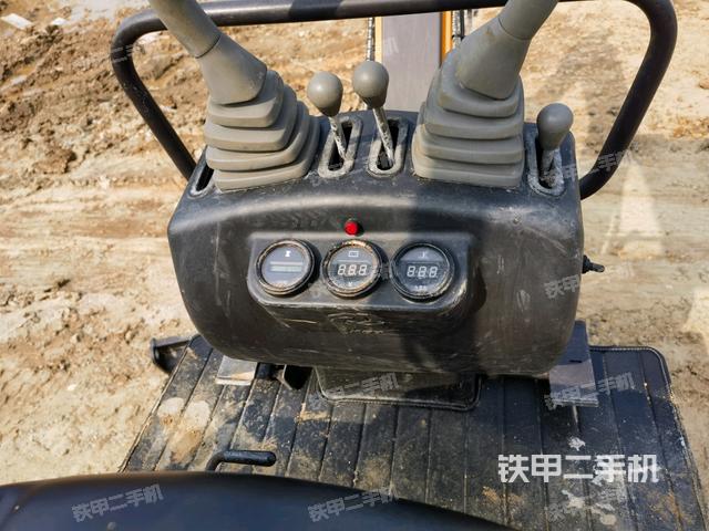 行走控制手柄和踏板?俯拍（駕駛室部分）