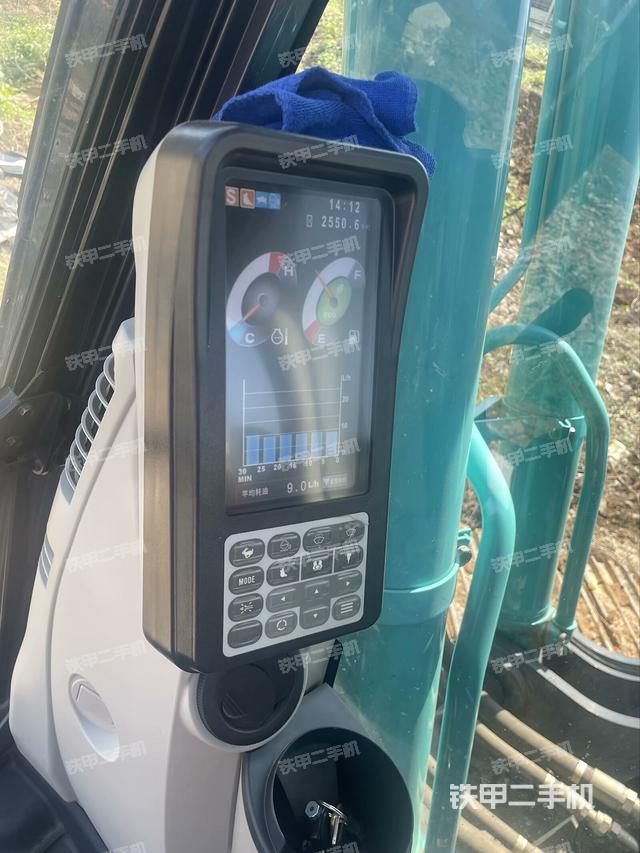 行走控制手柄和踏板?俯拍（駕駛室部分）