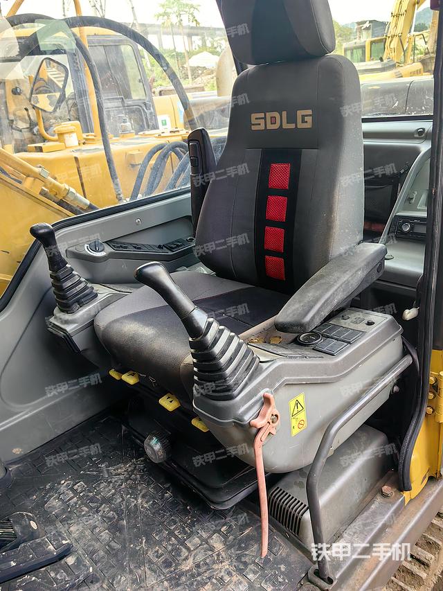 駕駛室整體（整機外觀）