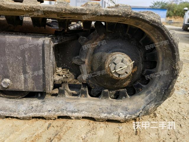 左驅(qū)動輪（行走機構(gòu)）