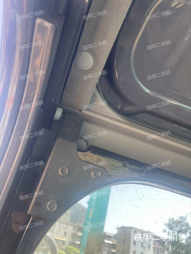 左后方玻璃角標（駕駛室部分）