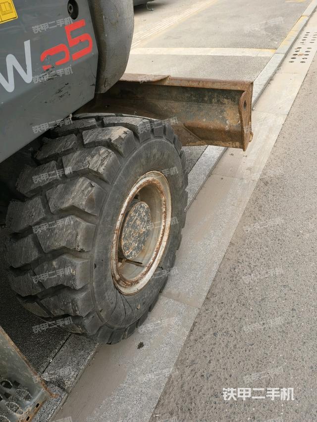 右驱动轮（行走机构）