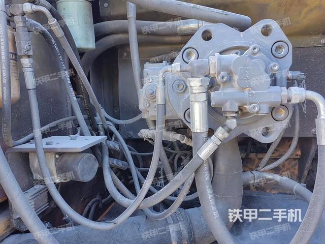 液壓泵艙室正面整體（整機外觀）