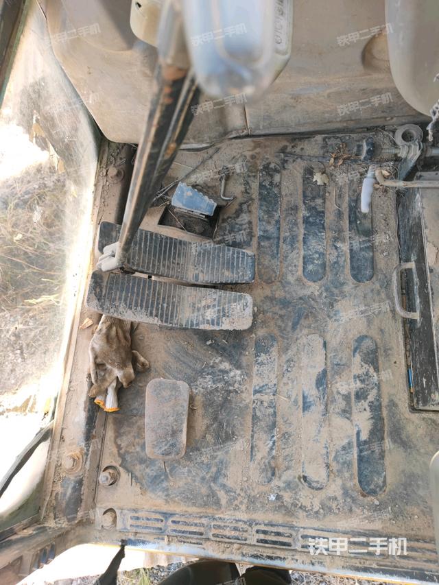 行走控制手柄和踏板?俯拍（駕駛室部分）