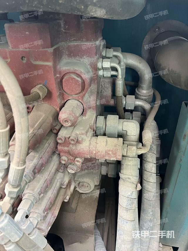 回轉(zhuǎn)馬達(dá)和主控閥（整機(jī)外觀）