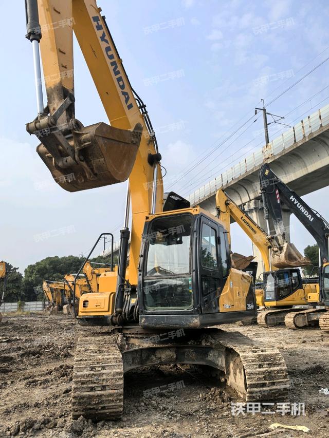 現(xiàn)代R215VS挖掘機(jī)