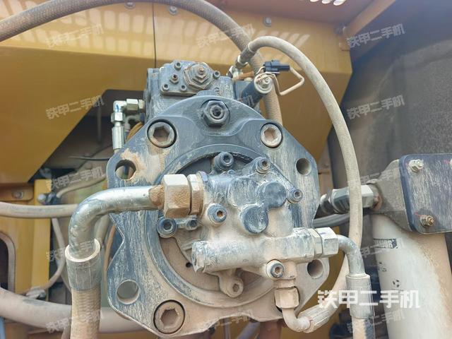 液压泵舱室正面整体（整机外观）