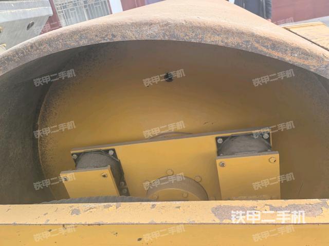 后輪右側(cè)全景（壓路機(jī)前后車架）