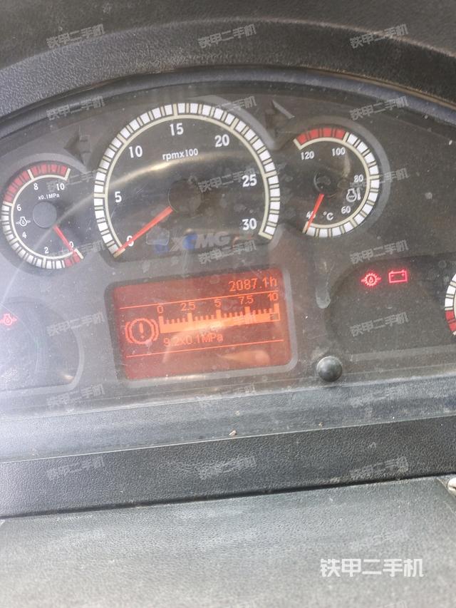 駕駛室內(nèi)座椅、儀表操作手柄全景（壓路機(jī)駕駛室）