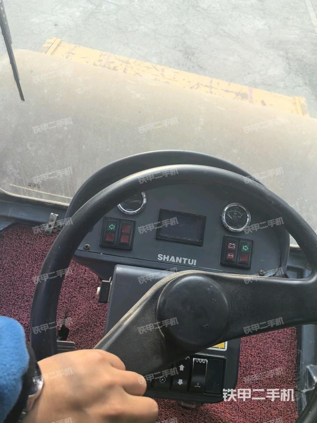 駕駛室側(cè)向上照全景（壓路機(jī)駕駛室）