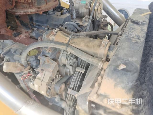 發(fā)動(dòng)機(jī)艙液壓泵全景（壓路機(jī)發(fā)動(dòng)機(jī)艙）