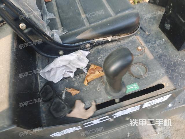 駕駛室頂蓬內(nèi)（壓路機駕駛室）