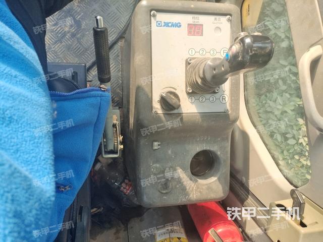 操作臺(tái)全景（壓路機(jī)駕駛室）