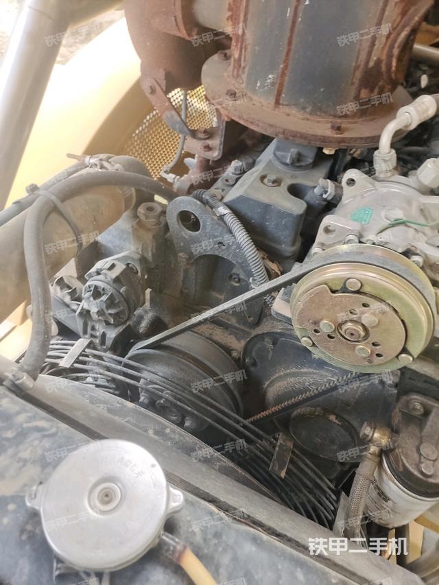 發(fā)動(dòng)機(jī)上部全景（壓路機(jī)發(fā)動(dòng)機(jī)艙）