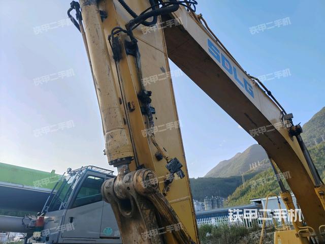 大臂油缸整體?豎拍（工作和回轉(zhuǎn)裝置）