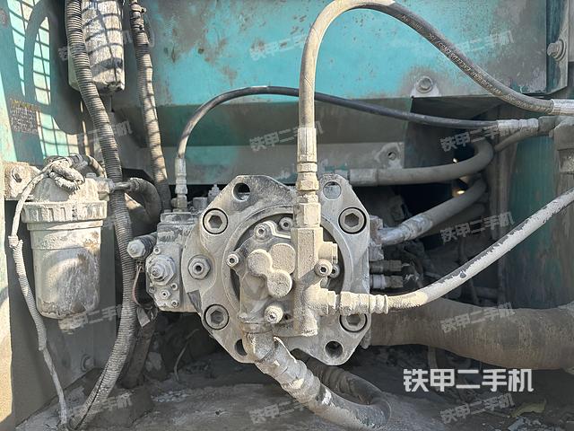 液壓泵艙室正面整體（整機外觀）